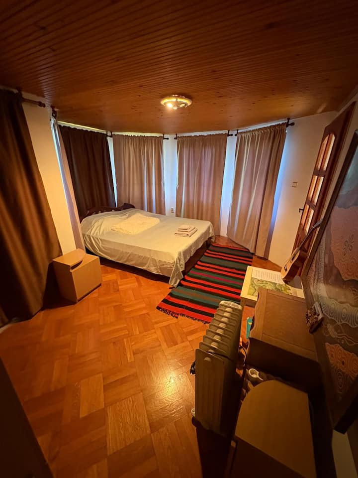 غرفة نوم في البرج مع إطلالة 360 درجة على الجبال والبحر والغابات. سرير بحجم كوين. حمام كامل الحجم. شرفة خاصة. 