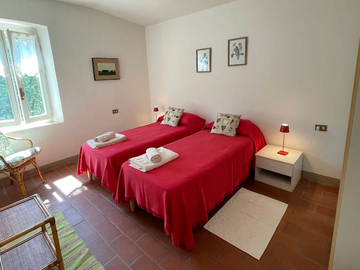 Questa camera si trova al piano terra, i letti possono essere separati o uniti per avere in quel caso un letto matrimoniale.
Il bagno si trova accanto alla camera.