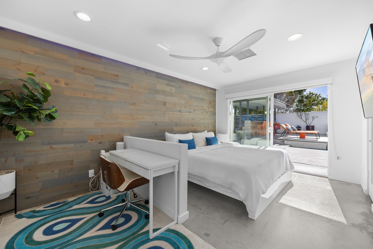 加大双人床套房，配有办公桌和套内全功能卫生间。 