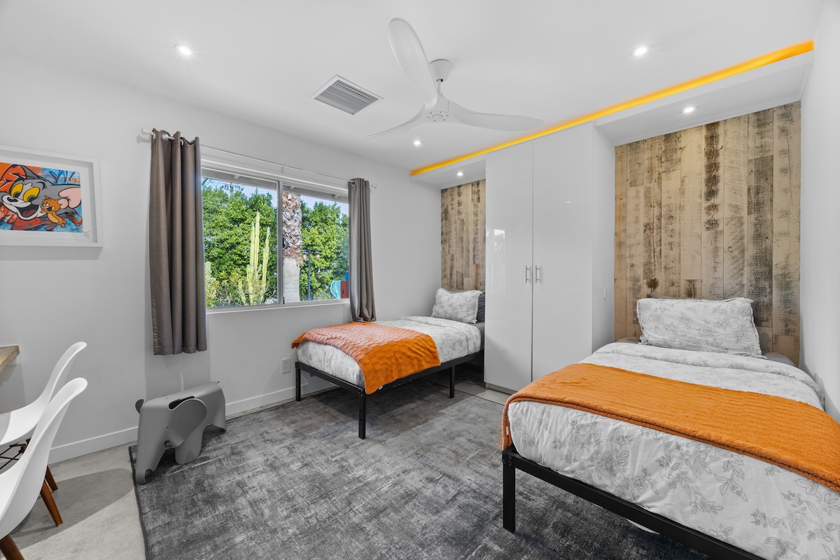 超大双人卧室（如有需要，可提供加大双人床）。