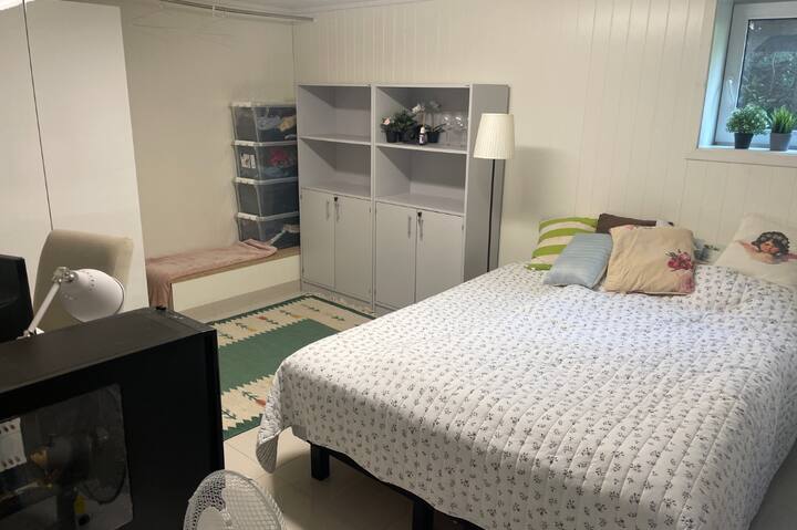 Este es el quinto dormitorio doble de la casa. A menudo se utiliza como oficina para los huéspedes, pero hay una buena cama aquí. Algo de ruido de las tuberías de agua que puede perturbar cuando hay muchas personas en la casa.