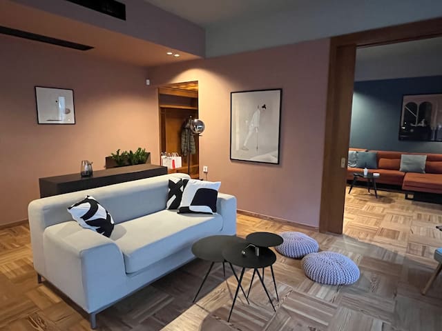 Blue and Peach boutique apt.- free parking & fiber