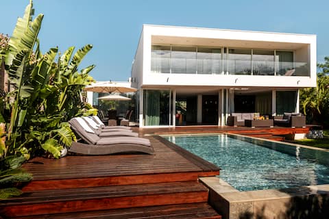 Luxury Villa 8-10 p. 1st line on the sea in Sete