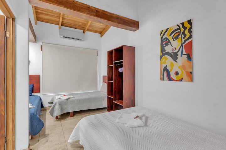 Dormitorio n.º 6 (1 cama tamaño queen + 1 doble)