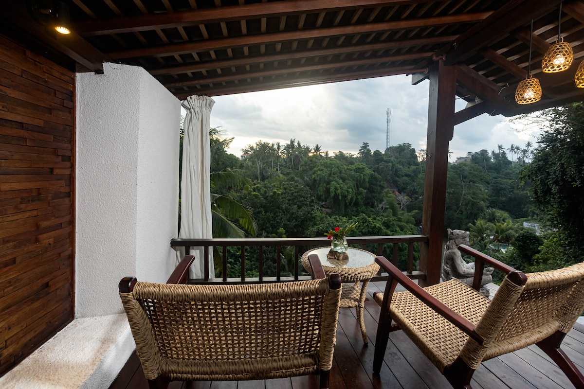 Villa in Kecamatan Ubud · 3 bedrooms · 3 beds · 3 baths, Airbnb сравним