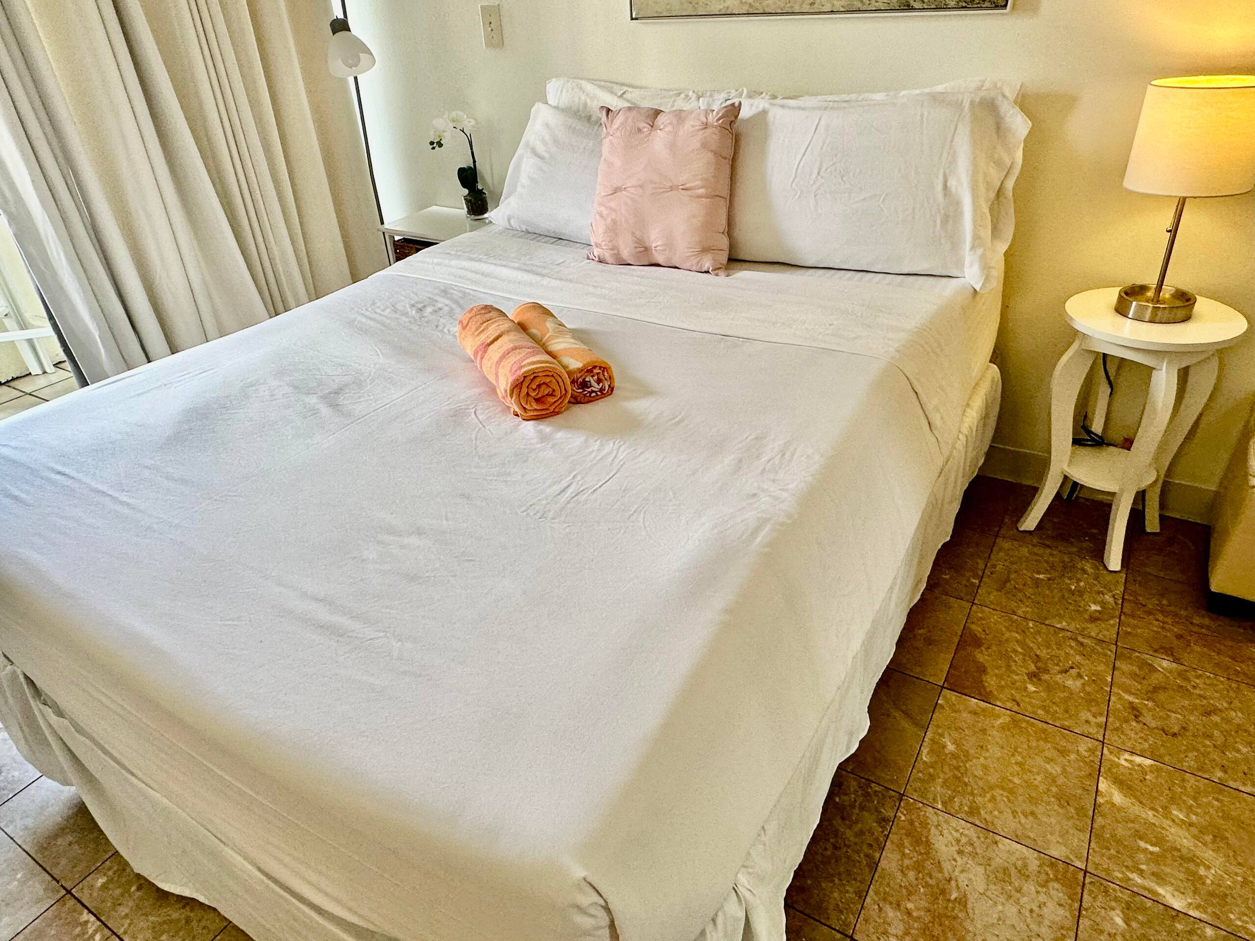 Condo in Honolulu · ★4.66 · Studio · 1 bed · 1 shared bath - Image 2