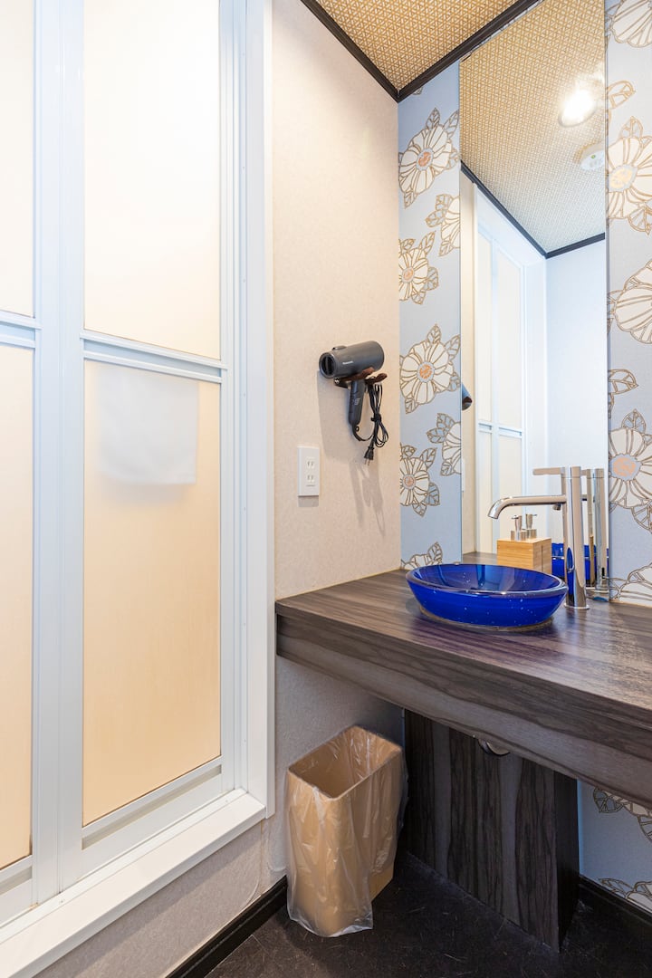 2 Fベッドルームレッドフジルームエンスイートウォークインシャワールーム。 