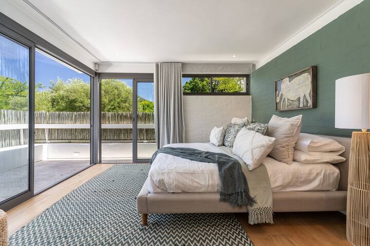 Boutique Coastal Retreat gallery image 5