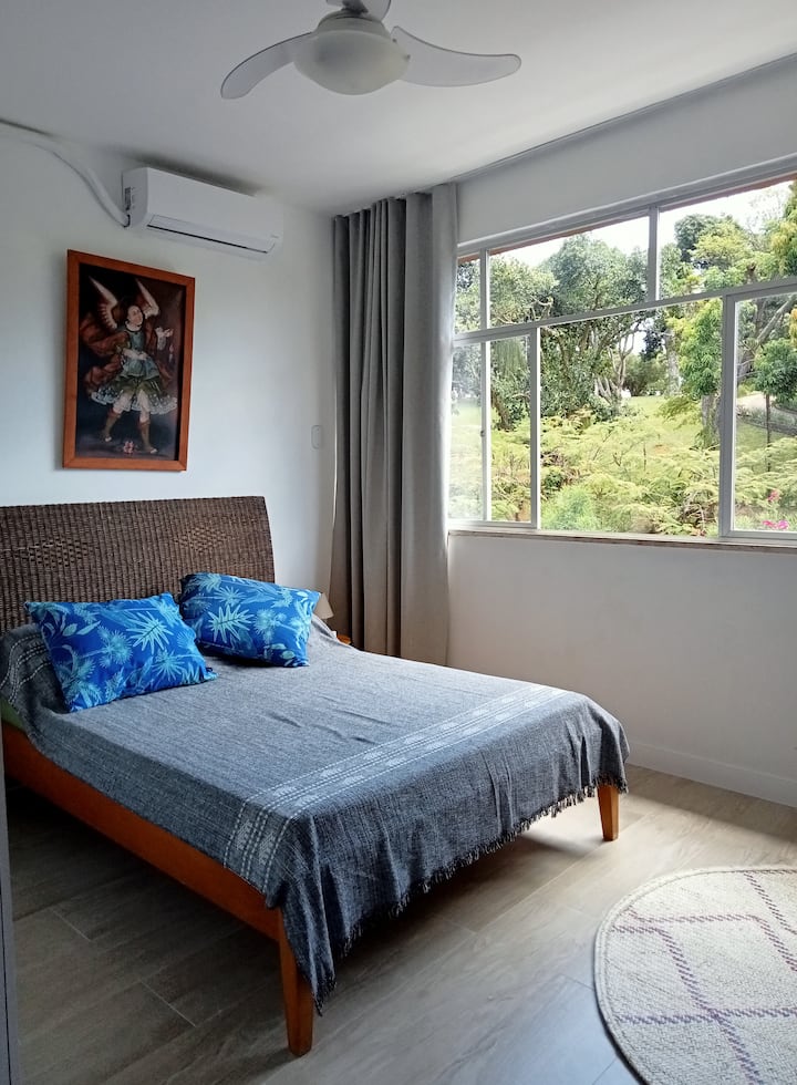 Dhomë dopio me pamje nga natyra, ajër të kondicionuar  dhe ventilator tavani.