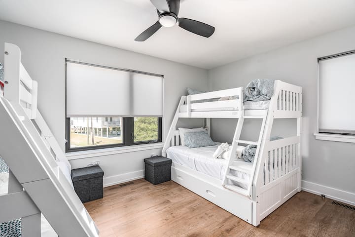 Unit A bunk room (2 sets of twin-over-full beds), with access to Jack & Jill bathroom