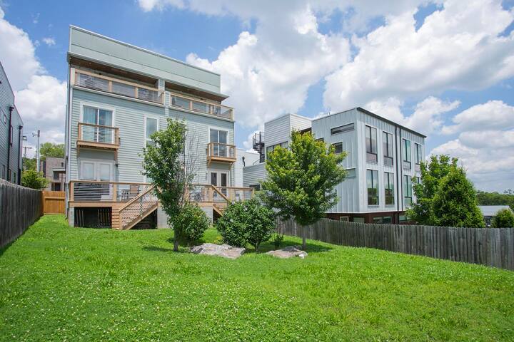 Famous MEGA HOUSE! *Sleeps 20* Big Patio/Backyard gallery image 4