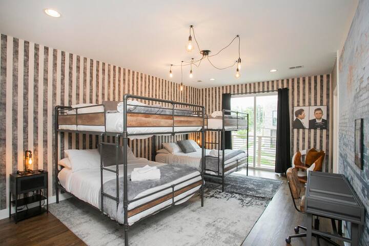 Famous MEGA HOUSE! *Sleeps 20* Big Patio/Backyard gallery image 3