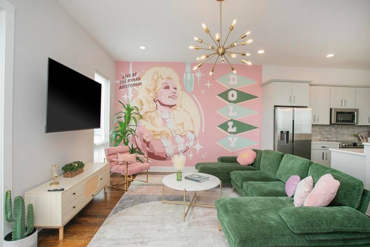 Famous MEGA HOUSE! *Sleeps 20* Big Patio/Backyard gallery image 2