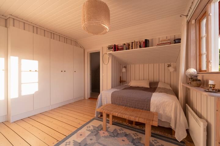 Спалня 2 с двойно легло 160 см и единично легло