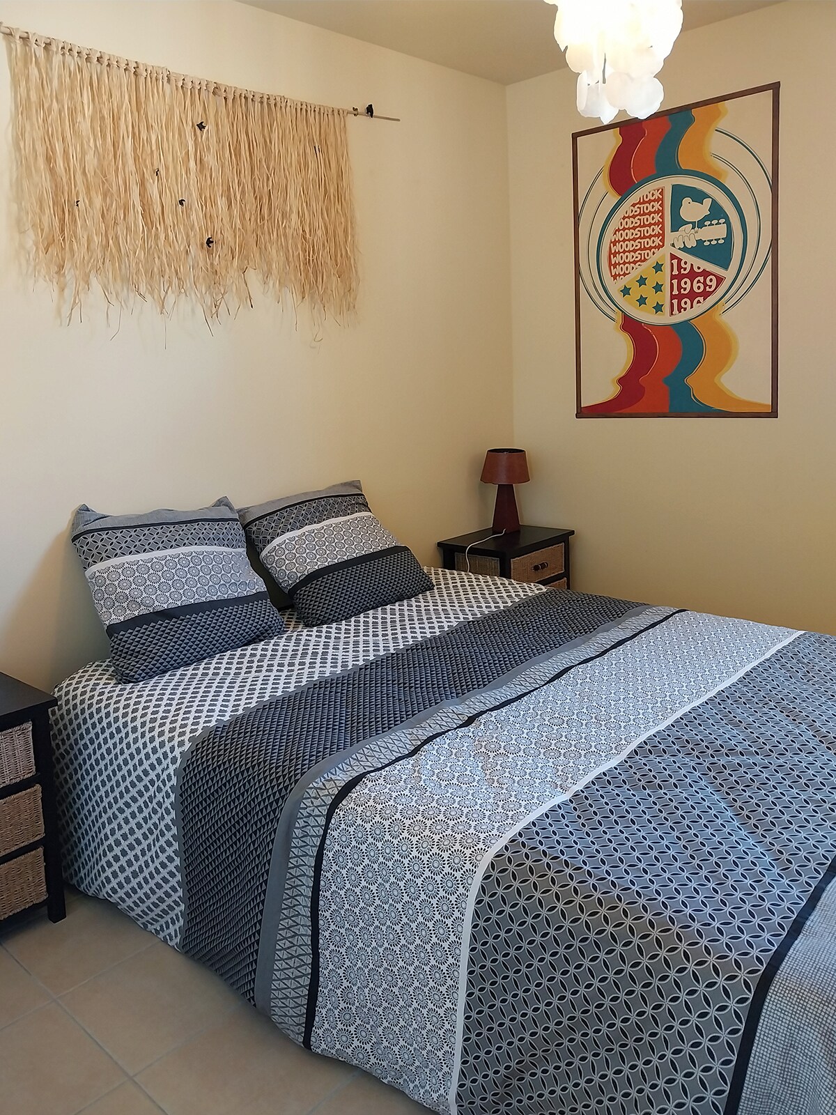 Chambre avec un lit 140