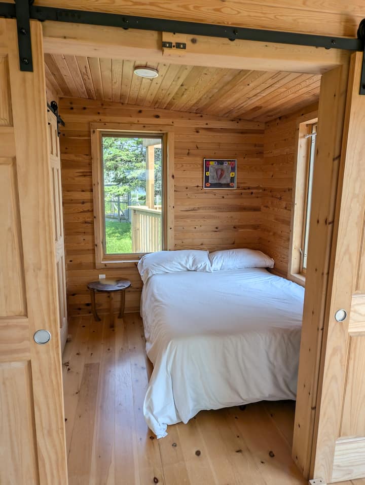 Eigen slaapkamer met kast. Deze kamer heeft een eigen elektrische kachel voor extra warmte in de winter.