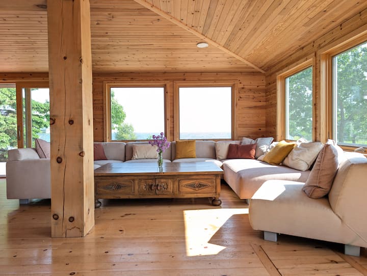 De woonkamer heeft supercomfortabele banken, breed genoeg voor twee volwassenen om comfortabel te slapen.