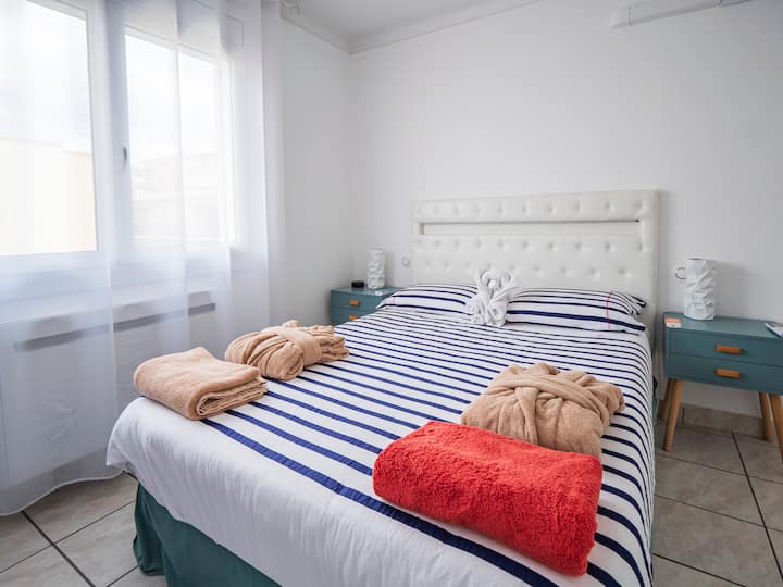 Dhoma e gjumit nr. 2 me dollap dhe varëse. Hapësirë për rrobat dhe ajër të kondicionuar