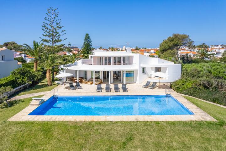 Villa Rocamar superbly positioned on the cliffside gallery image 4