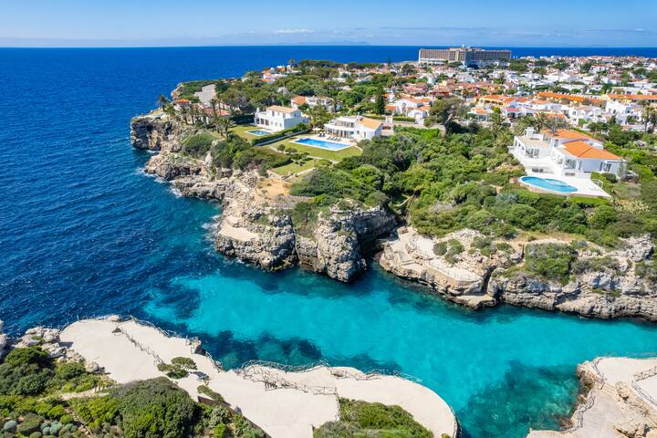 Villa Rocamar superbly positioned on the cliffside gallery image 2