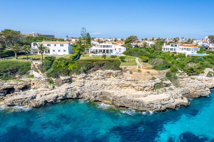 Villa Rocamar superbly positioned on the cliffside gallery image 3