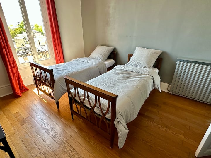 Le salon peut se transformer en chambre avec lits jumeaux (2x80x190).