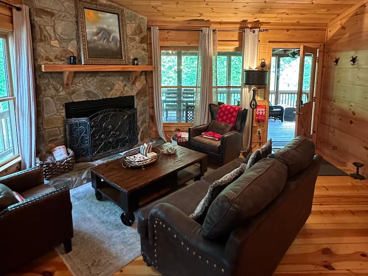 The Lodge: Upscale Log Cabin Living - Blue Ridge, GA