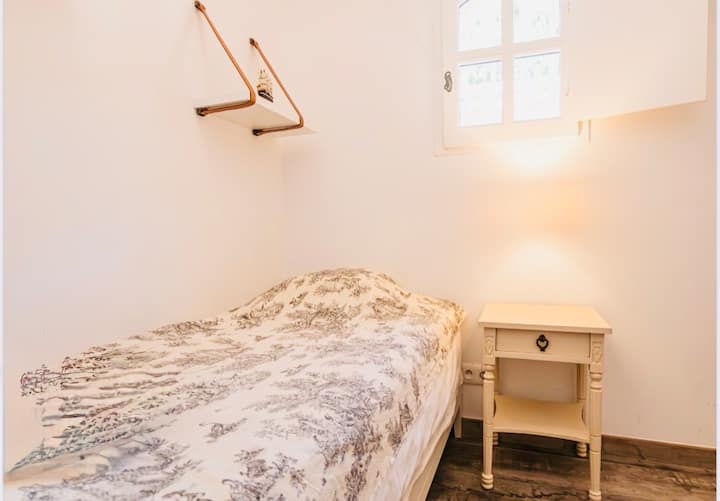 غرفة لشخص واحد وحمام داخلي، يمكن الوصول إليهما عبر غرفة الأطفال وبشكل مستقل من الخارج. مجهزة بمكيف هواء.