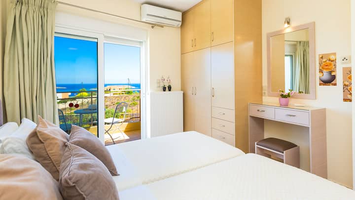 ヴィラ1 1階：シングルベッド2台とバルコニー付きの寝室2