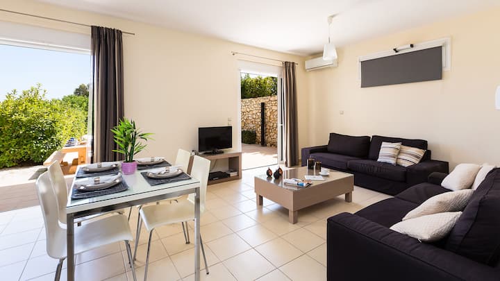 ヴィラ2下層階：2つ目のキッチンを備えたオープンプランのリビングエリア