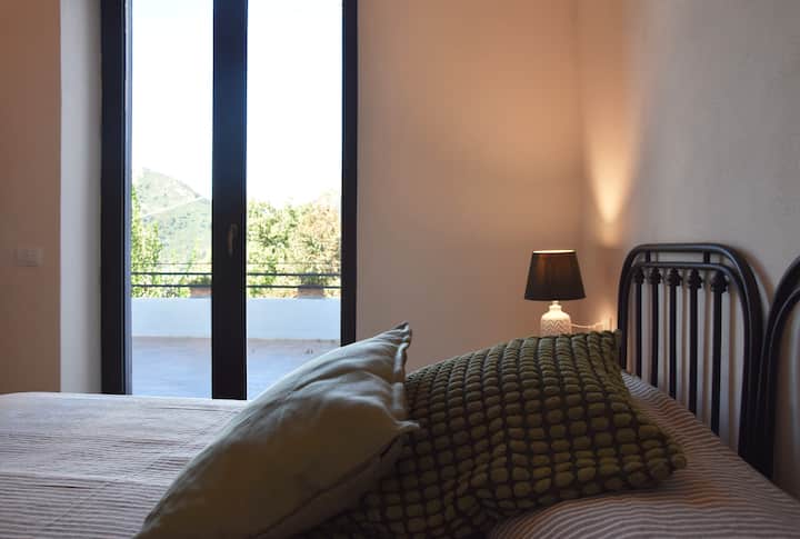 Camera da letto con vista sull'Agro Nocerino e Vesuvio.