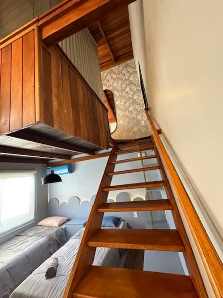 - Prístup do dvojlôžkovej izby 4 - 
Táto izba sa nachádza v medziposchodí, je potrebné vyjsť po schodoch.
