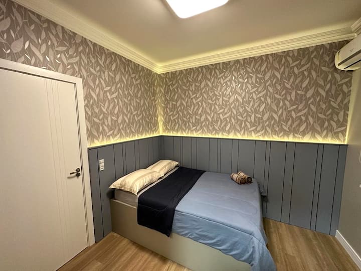 - Dvojposteľová izba 2 - DEMI-SUÍTE ŠTÝL - štandardná manželská posteľ, klimatizácia, skrinky. Spoločná kúpeľňa s toaletou.