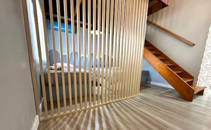 - Detská dvojlôžková izba 3 - 
Táto izba sa nachádza pod medziposchodím, má dve pevné samostatné postele, bude oddelená lamelou, bude klimatizovaná, skrinky s vešiakom.