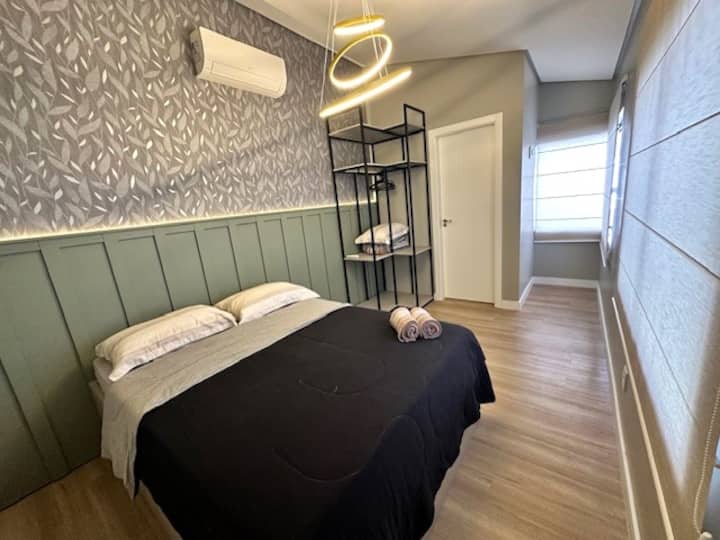 - Trojlôžková izba 5 - Štýl apartmánu 
Štandardná manželská posteľ so vstavanou samostatnou posteľou, skrinky s vešiakom a rohovým oknom.