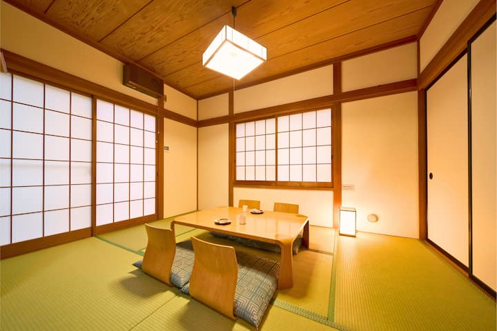 [Chumba cha mtindo wa Kijapani] Tutatoa magodoro ya sakafuni kwa ajili ya watu 5 au zaidi.Unapoitumia, tafadhali iweke mwenyewe