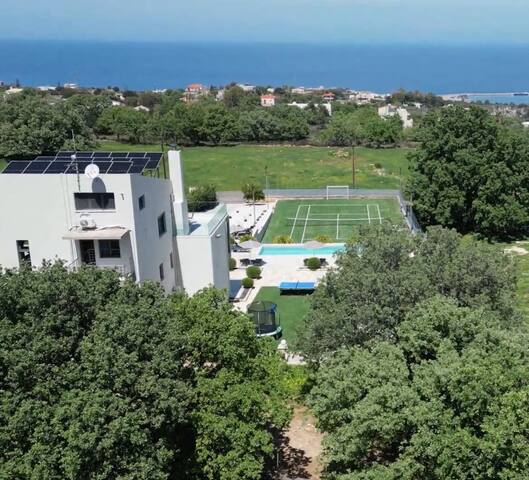 Villa with private pool and sport facilities ! gallery image 3