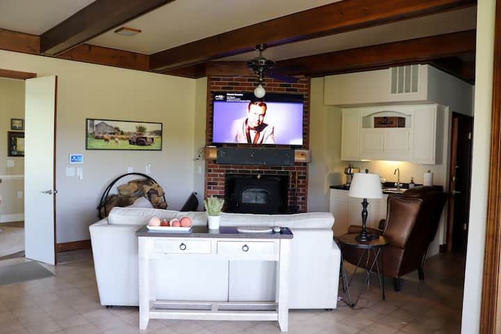 大きなテレビがあるキッチンから離れたシーティングエリア。メインレベル