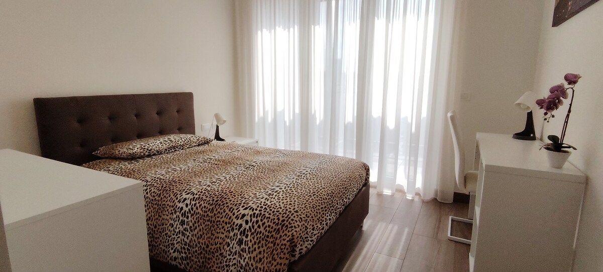 חדר יחיד עם מיטת יחיד, מרחב עבודה קטן.