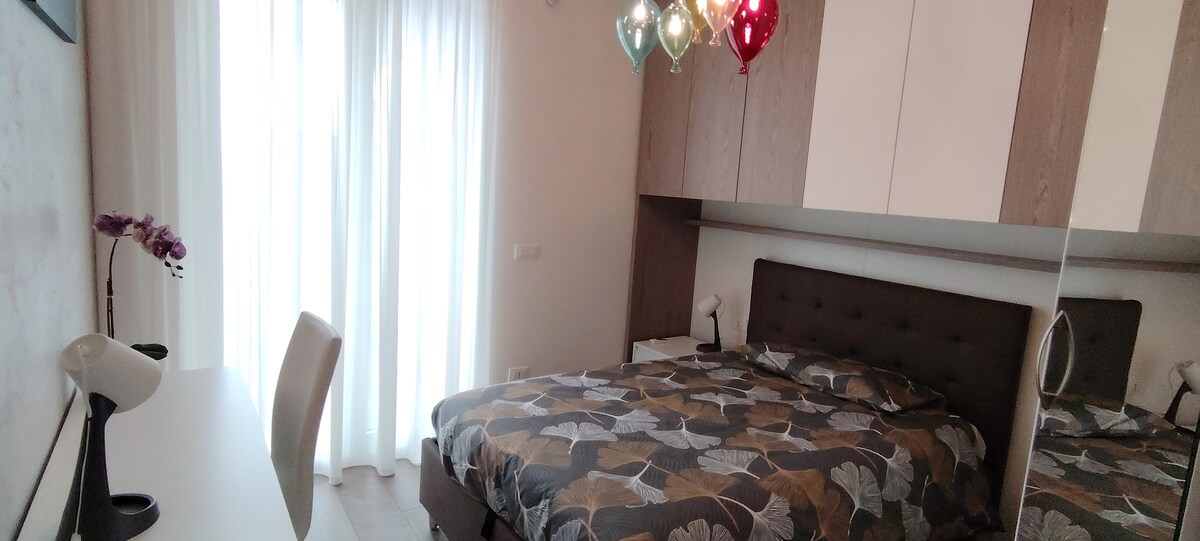 חדר יחיד עם מיטה בגודל מלא, עם מרחב עבודה קטן וארון גדול.