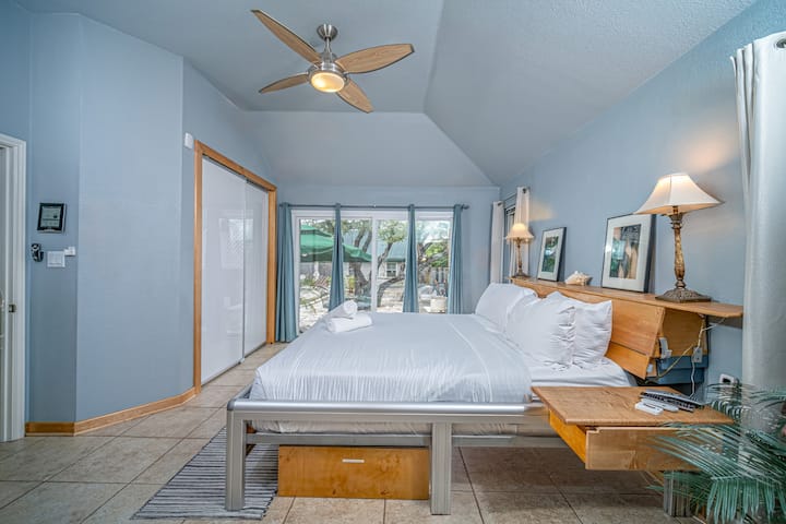 Master Suite w desturi mfalme, mbili zone, adjustable idadi kitanda w 2 remotes. Tazama na ufikie bwawa na baraza kupitia milango mikubwa kupita kiasi, inayodhibiti hali ya hewa inayoteleza.  Matuta meusi. Taa ya lafudhi,  Televisheni ya GFiber, feni ya dari katika dari iliyopambwa.