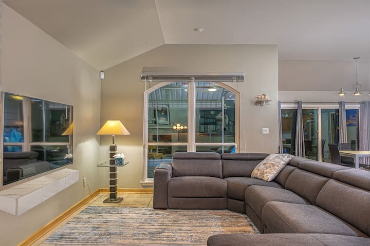 Fungua Sebule yenye sehemu ya umeme ya Macy iliyo na mapumziko ya kichwa yanayoweza kurekebishwa, Televisheni mahiri ya 3D iliyo na televisheni ya YouTube, Netflix, Video Kuu, n.k. Inafunguliwa kwa jiko na chumba cha kulia chakula chenye mwonekano mzuri wa bwawa na baraza la mawe la asili.