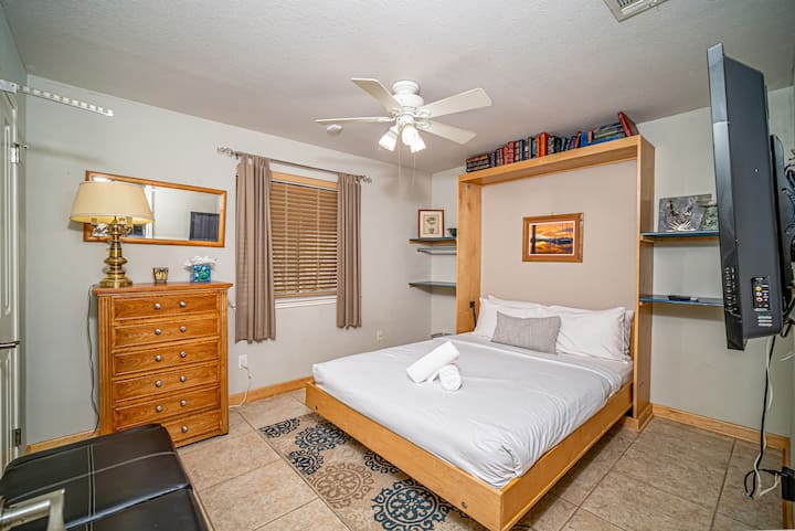 CHUMBA CHA WAGENI KILICHO na kitanda cha ukuta cha malkia Murphy. Chumba huongezeka maradufu kama chumba cha mazoezi! Vifaa vinavyopatikana unapoomba:
- Mashine ya Mtetemo wa Mwili wa ZAAZ (teknolojia ya Nasa)
- Meza ya Ubadilishaji
- Baa ya Pilates iliyopigwa makasia
- Mkeka wa yoga
- Mpira wa Mazoezi na kadhalika