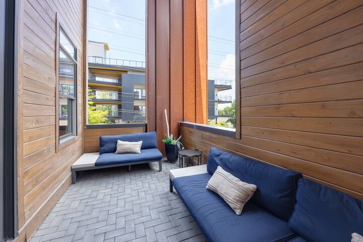 Modern Luxury | Dual Rooftops | Downtown Views gallery image 4