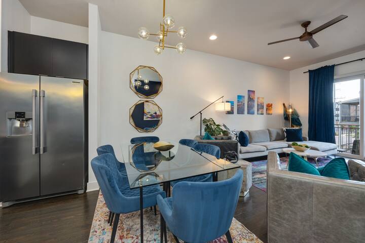 Modern Luxury | Dual Rooftops | Downtown Views gallery image 3