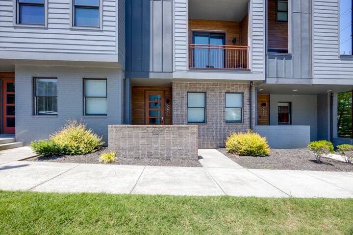 Modern Luxury | Dual Rooftops | Downtown Views gallery image 2