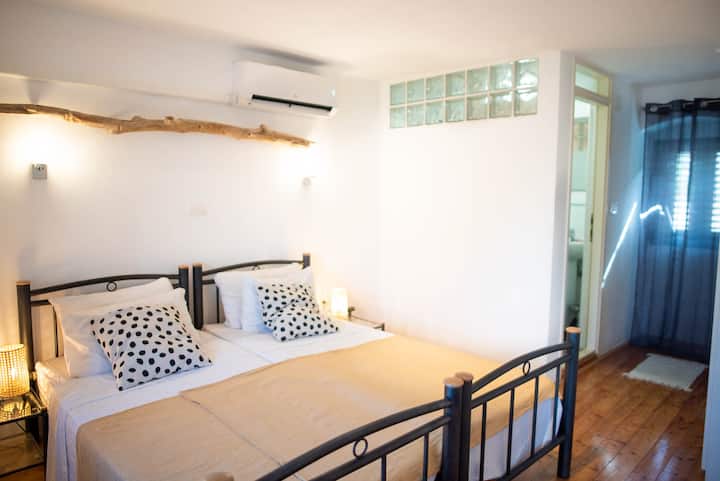 تحتوي غرفة النوم في الطابق الأول على حمام داخلي خاص. يحتوي على سريرين مفردين يمكن ترتيبهما على أنهما منفصلان أو مدمجان في سرير مزدوج، اعتمادًا على تفضيلاتك.