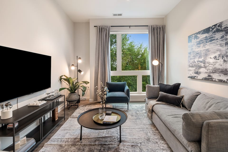 Lux 2BR Apt Downtown at Yale — photo 1