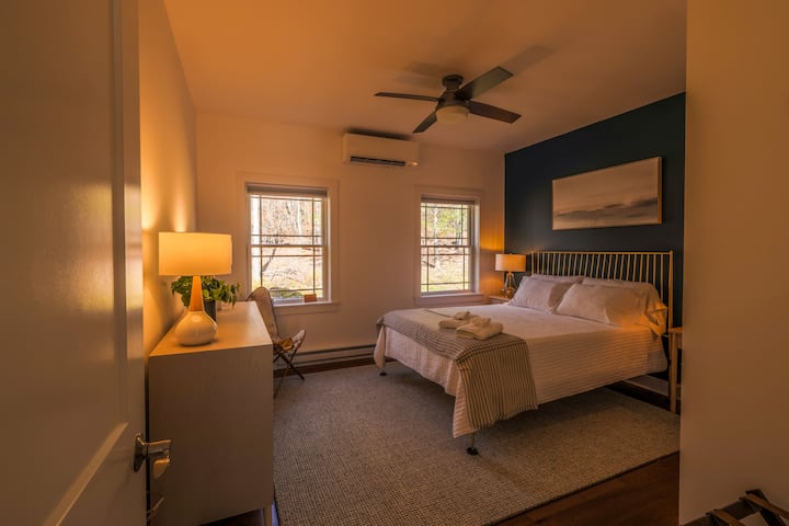 "The blue room" - our cozy downstairs queen bedroom with forest views

All bedrooms feature a Dohm white noise machine, ceiling fan and custom climate control. 