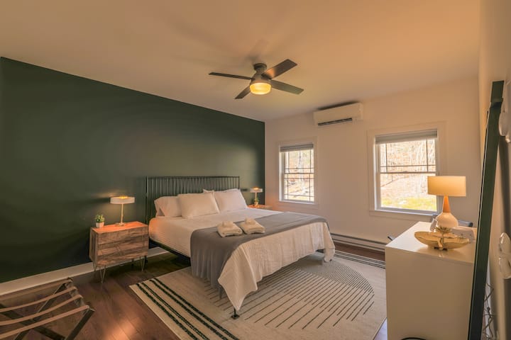 "The green room" - our downstairs king bedroom with forest views

All bedrooms feature a Dohm white noise machine, ceiling fan and custom climate control. 
